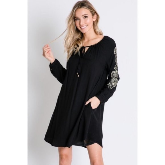 DAVI & DANI Dresses & Skirts - Davi & Dani Baroque Sleeve Accent Shift Dress